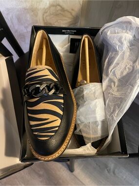 Naturalizer Agnes Creme Brule/Zebra
Print Slip-On Loafers 8 .5new